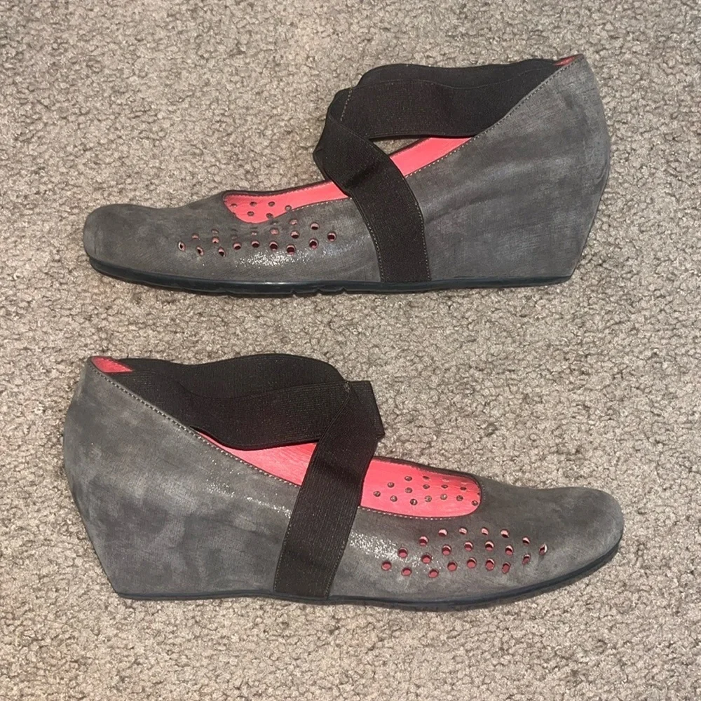 Pas‎ de Rouge Italian Handmade Suede Perforated Wedge 37.5